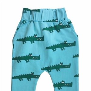 HOST PICK! ⭐️ Hugo Loves Tiki sweatpants